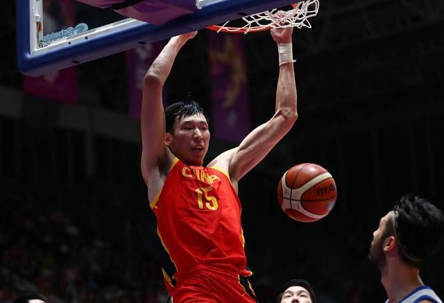 第2分钟，阿森纳右路角球开到禁区前点热苏斯头球后蹭太正被阿利森没收。
